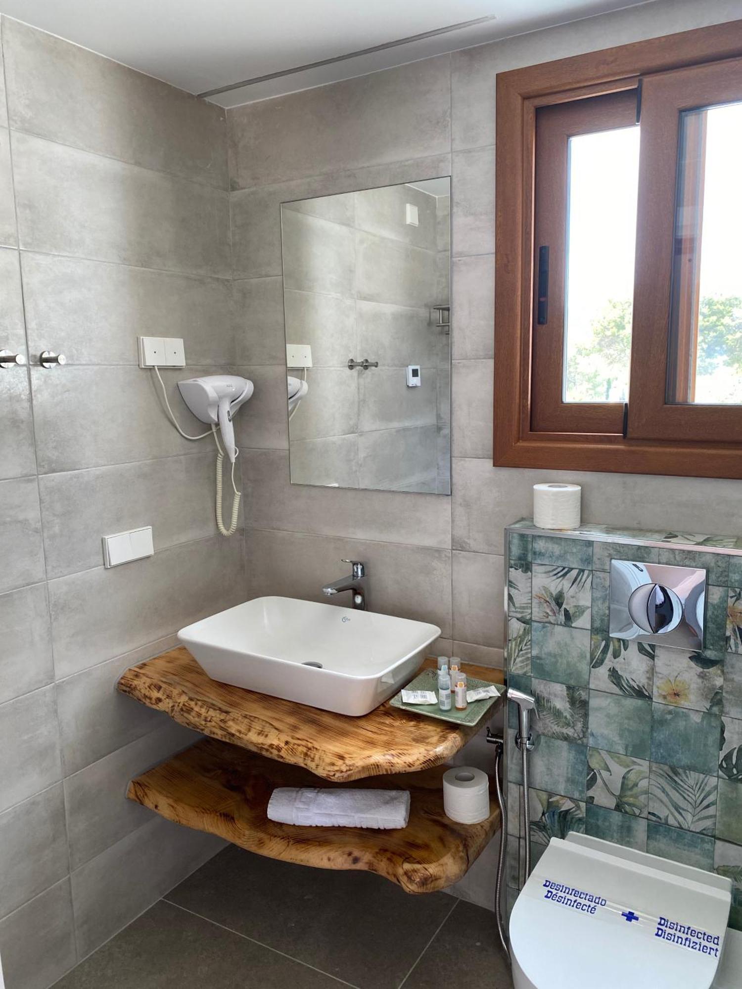 Hostal Restaurante Pou Des Lleo Sant Carles de Peralta Room photo